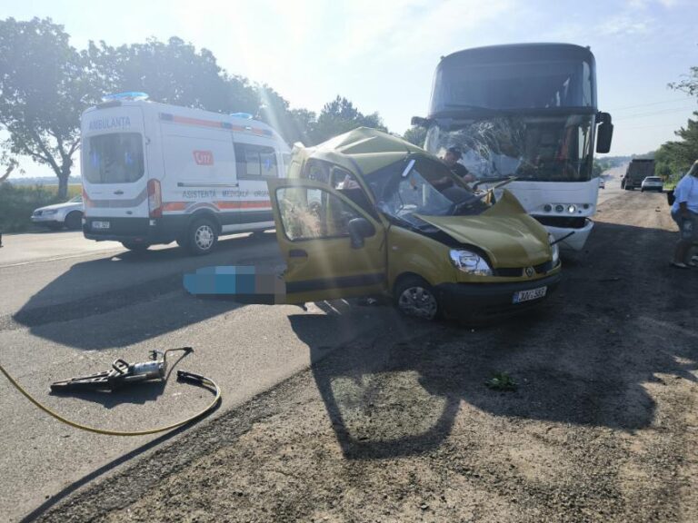 Accident grav lângă Bălți. Două persoane au murit, după ce un autocar și un autoturism s-au tamponat