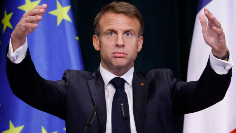Macron și partidul său păstrează conducerea parlamentului după un vot strâns. E prima victorie a liderului francez după alegeri