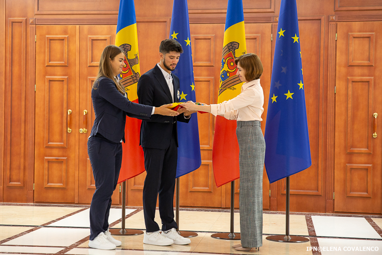 Ceremonie la Președinție. Maia Sandu le-a înmânat drapelul sportivilor care vor merge la Paris