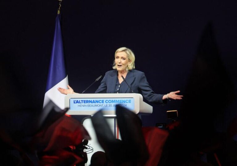 Extrema dreaptă din Franța câștigă primul tur al scrutinului parlamentar și e gata să preia guvernarea. Macron vrea o alianță republicană în fața mișcării