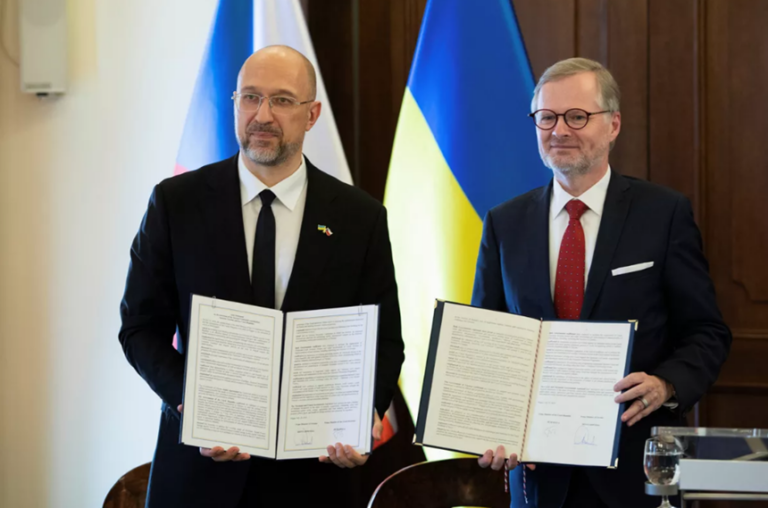 Ucraina şi Cehia au încheiat un acord privind producerea de puşti de asalt şi muniţie