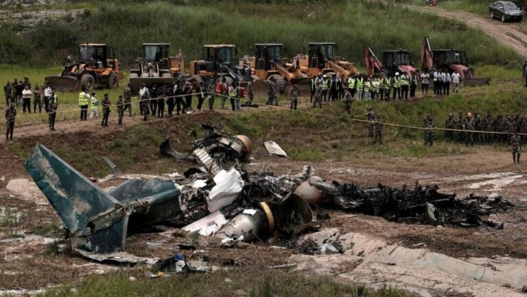 Un avion cu 19 oameni la bord s-a prăbușit în Nepal: Pilotul este singurul supraviețuitor