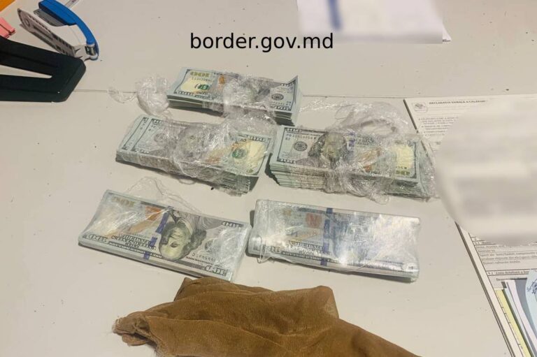 O pasageră care avea zborul spre Baku și-a ascuns sub haine 50 de mii de dolari
