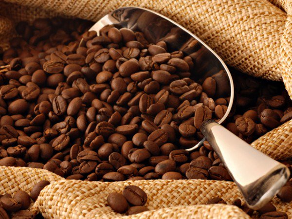 VIDEO/ „Afacere” cu cafea contrafăcută: Mărfuri în valoare de 300.000 de lei, ridicate de polițiști