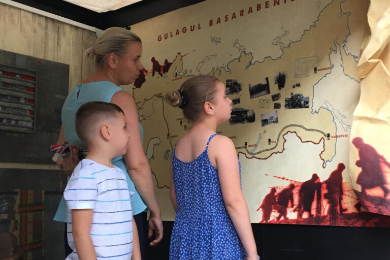 Expoziția itinerantă „Caravana amintirilor din Gulagˮ a ajuns la Chișinău