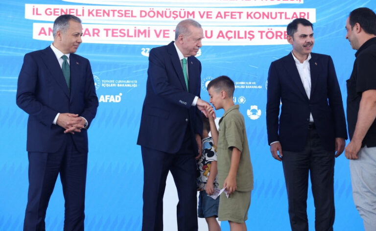 VIDEO/ Preşedintele Erdogan, filmat cum pălmuiește un copil care refuză să-i sărute mâna