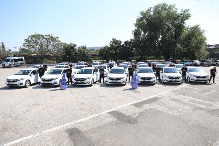 Poliția Națională a primit azi din partea UE 40 de mașini de patrulare și 100 de camere video corporale