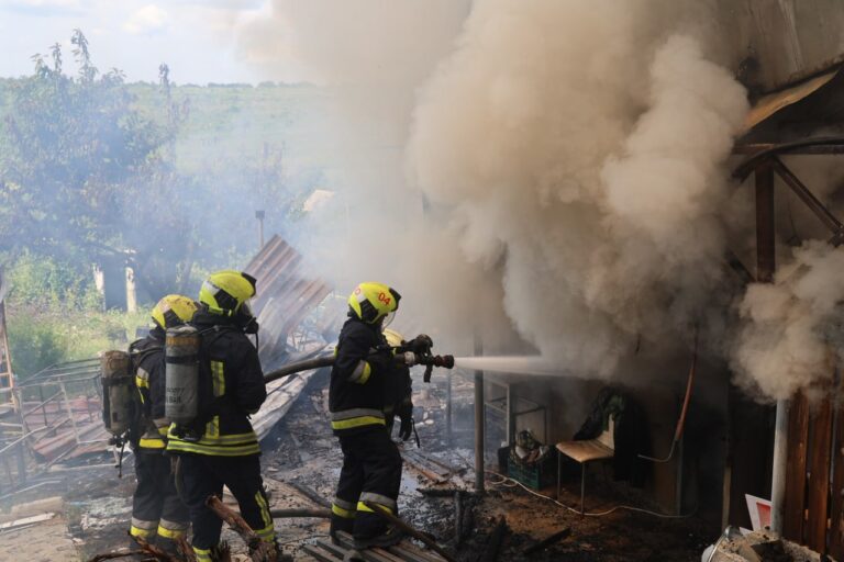 FOTO/ Două vile din orașul Codru, distruse de flăcări: Un bărbat, la spital cu arsuri