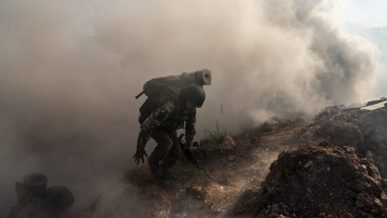 Lupte intense pe frontul de est din Ucraina. Rușii încearcă să rupă liniile defensive ucrainene în zona oraşului Toreţk
