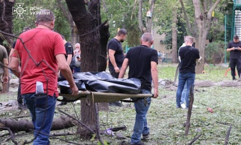 Copiii, ținta Moscovei în Ucraina. O rachetă rusească a lovit un loc de joacă în oraşul ucrainean Mykolaiv