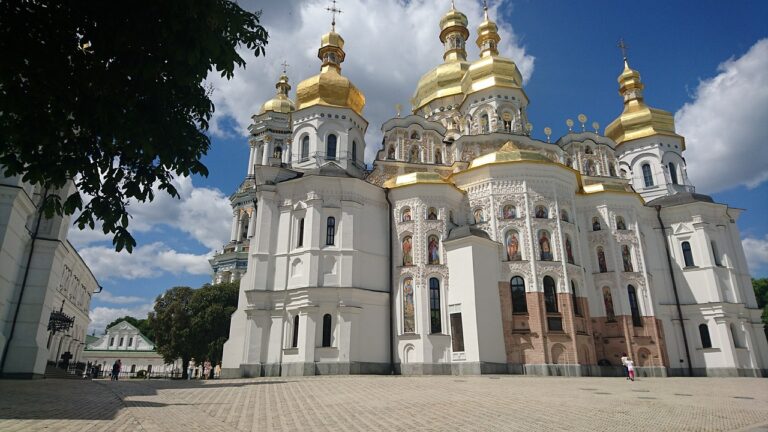 Kievul interzice Biserica Ortodoxă Ucraineană, subordonată Moscovei. Decizia istorică a fost votată de Rada Supremă