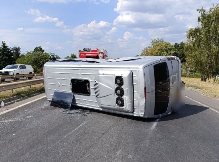 FOTO/ Un microbuz de rută s-a răsturnat în Capitală: 7 răniți