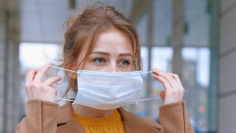 Instituțiile medicale revin cu recomandarea de a purta măștile de protecție în spațiile închise și aglomerate. Motivul – creșterea cazurilor de Covid-19