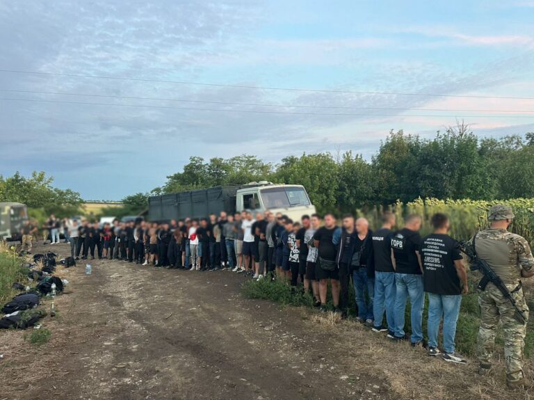 VIDEO/ Au încercat să fugă de război în R. Moldova: 48 de ucraineni, ascunși în remorca unui camion, reținuți