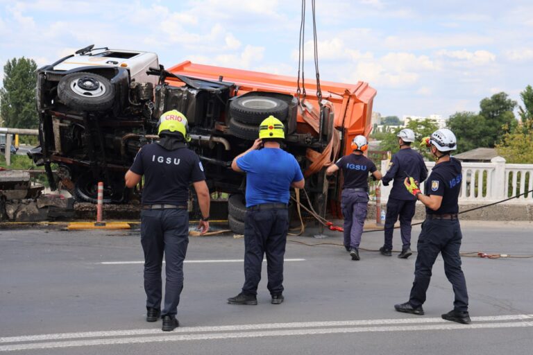 Cum a fost tractată autospeciala care atârna pe podul din strada Ismail: Imagini de la fața locului