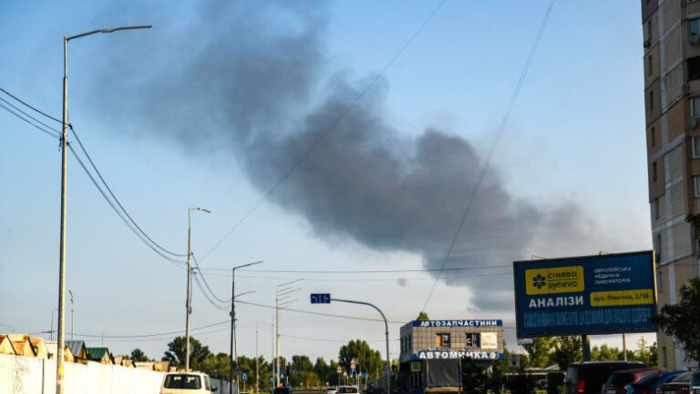 Alertă de raid aerian în Ucraina: Fragmente de dronă au căzut pe o clădire municipală din Kiev