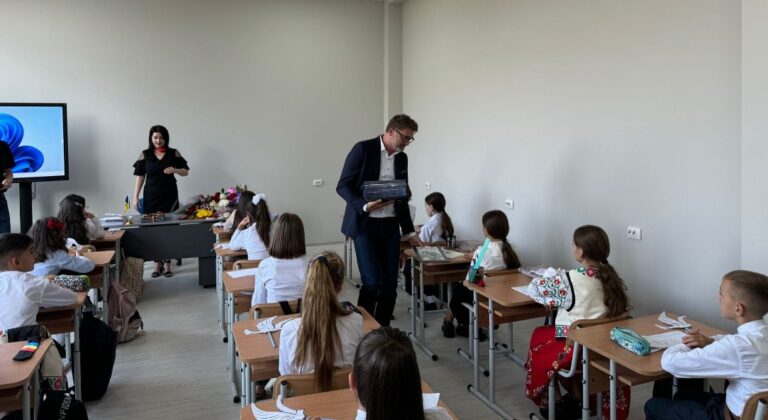 Ambasadorul Cristian-Leon Țurcanu a participat în Ceadâr-Lunga la festivități dedicate începutului noului an școlar