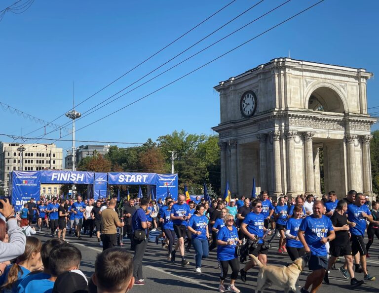 Un maraton destinat promovării integrării europene, organizat în centrul Chișinăului