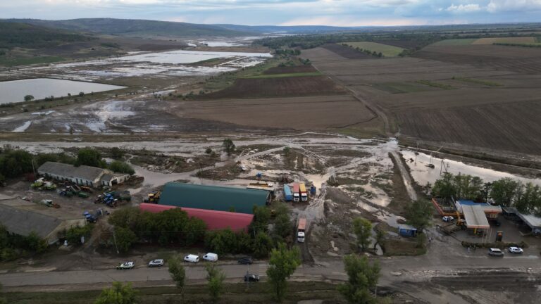 Salvatorii au intervenit, pe parcursul nopții, în 33 de gospodării pentru a pompa apa. Riscul cedării digului lacului din Sărata Nouă se menține