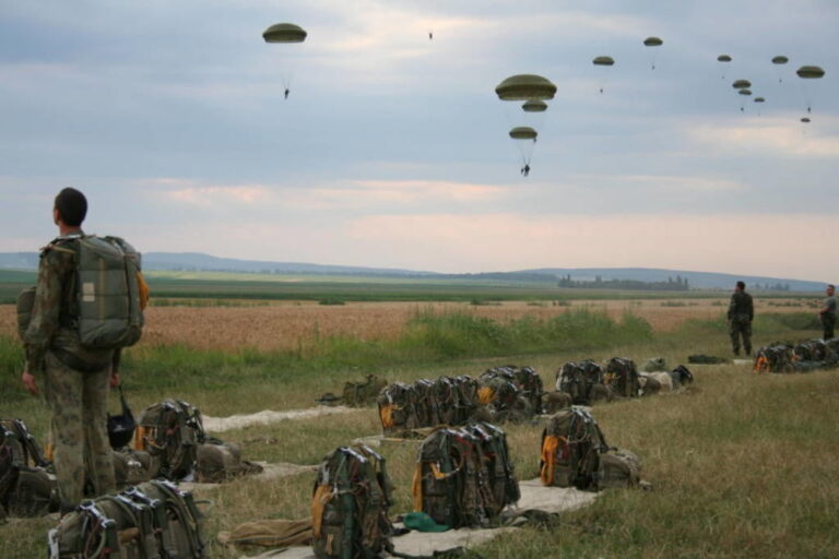 Exercițiu NATO de amploare. Parașutiștii au aterizat în cinci țări NATO și în R. Moldova
