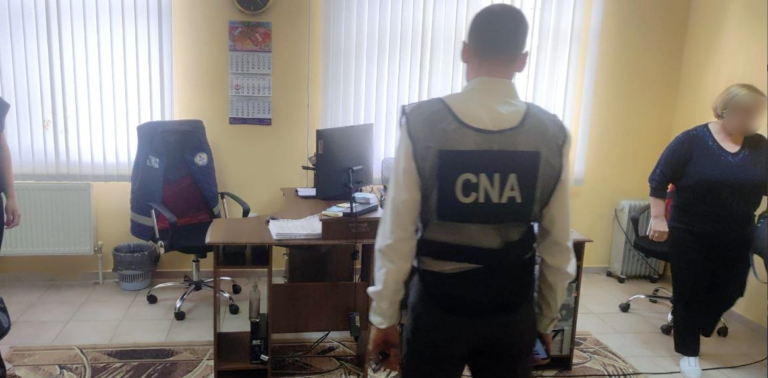 Trei funcționari ai ANSA din Soroca, cercetați de CNA pentru mită