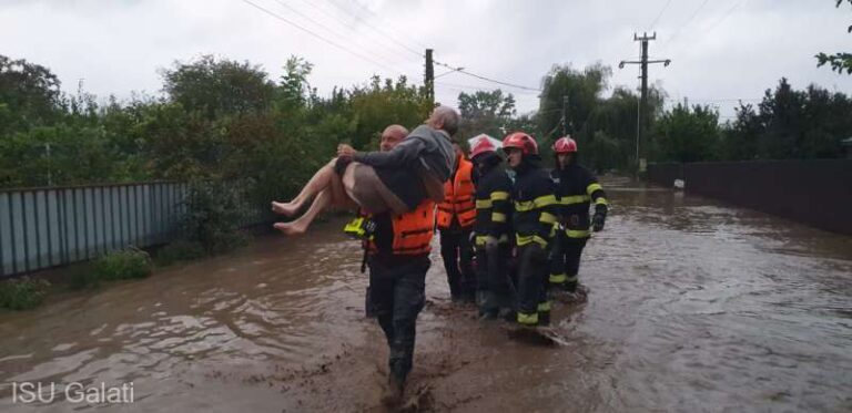 Inundații puternice în România: Cinci persoane și-au pierdut viața