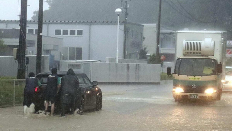 Alertă în Japonia. Zeci de mii de locuitori din patru orașe au fost evacuați din cauza unor avertizări de inundații