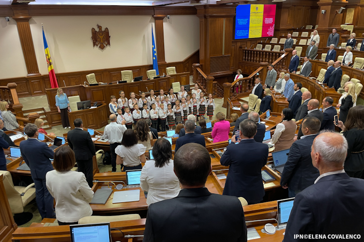 Deputații au ținut un minut de reculegere în memoria deputatului Iurie Păsat și primului președinte al țării, Mircea Snegur