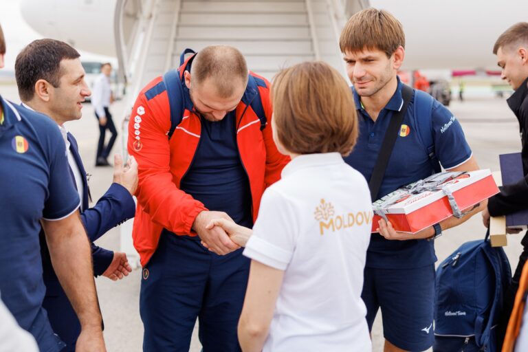 Lotul paralimpic, întâmpinat la Aeroport de președinta Maia Sandu: Suntem mândri de fiecare dintre voi!