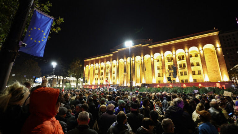 Proteste masive după alegerile parlamentare din Georgia: Mii de oameni contestă în stradă victoria partidului pro-Kremlin