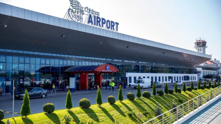 Furt la Aeroportul din Chișinău: Un bărbat ar fi lăsat o pasageră fără geantă