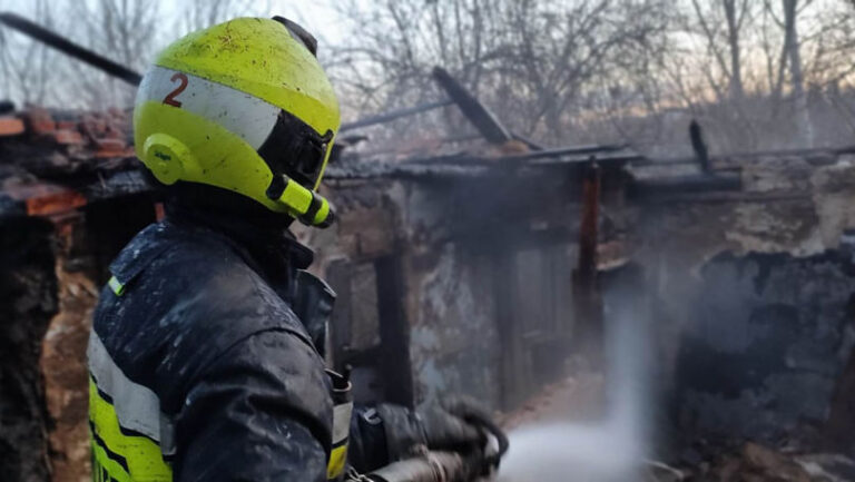 O casă părăsită de la Buiucani, mistuită de flăcări. Au intervenit două echipaje de pompieri