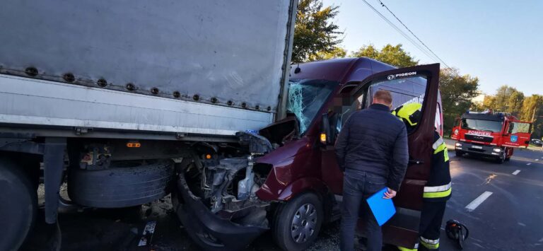 Un șofer, blocat între fiare, după ce microbuzul pe care îl conducea s-a lovit grav de un camion