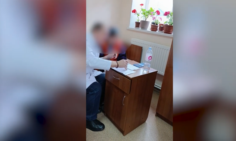 VIDEO/ Dreptul alegătorilor, încălcat grav la Comrat: Cel puțin 25 de bătrâni, „ajutați” să voteze pentru Stoianoglo