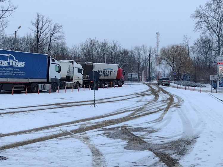 Mai multe camioane sunt blocate pe pe partea carosabilă din cauza ghețușului