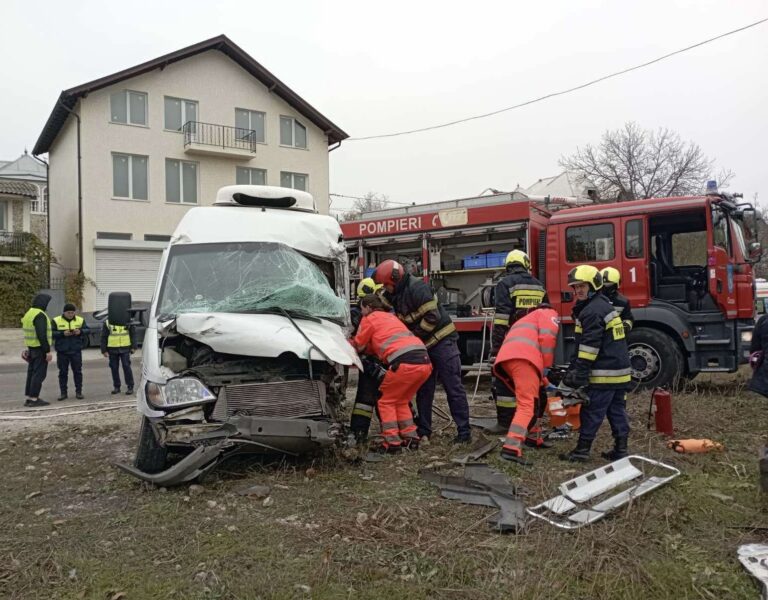 Grav accident la Tohatin: Un microbuz s-a ciocnit frontal cu un autobuz de rută