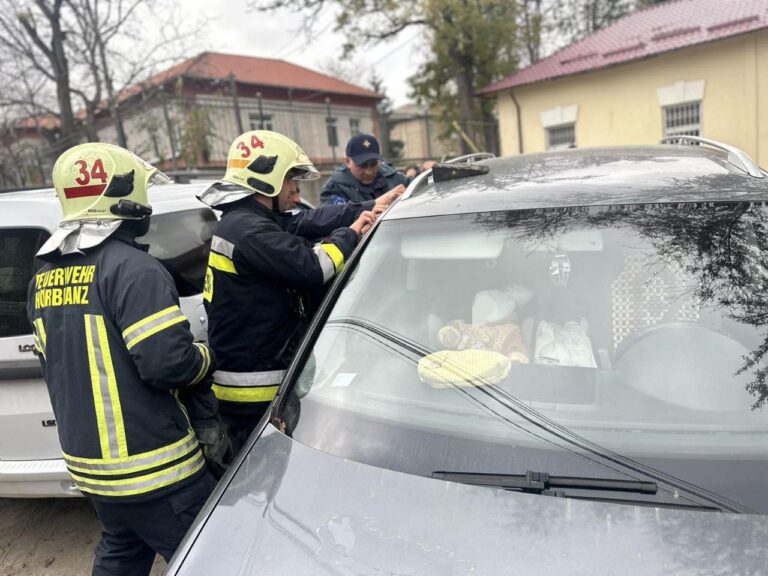 Un copil de un an, blocat în mașină: A fost necesară intervenția pompierilor