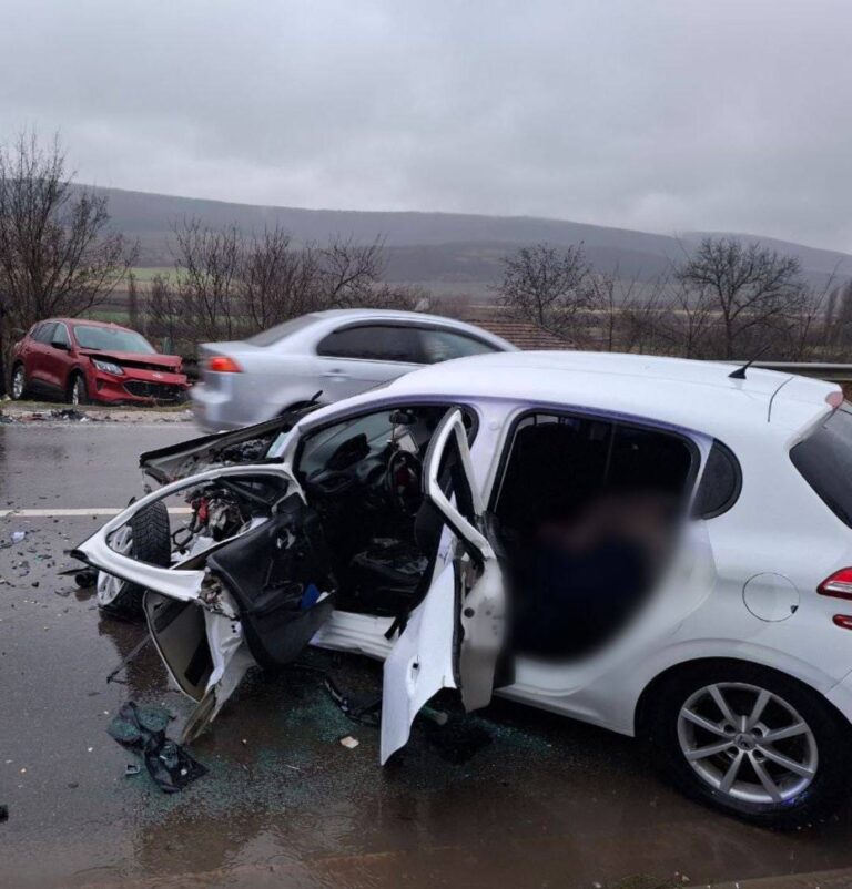 FOTO/ Grav accident în apropiere de Strășeni: O femeie de 36 de ani a murit pe loc