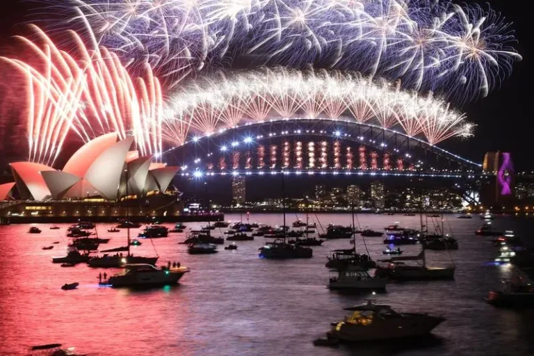 Focuri de artificii grandioase în Sydney: Peste un milion de oameni au sărbătorit intrarea în noul an