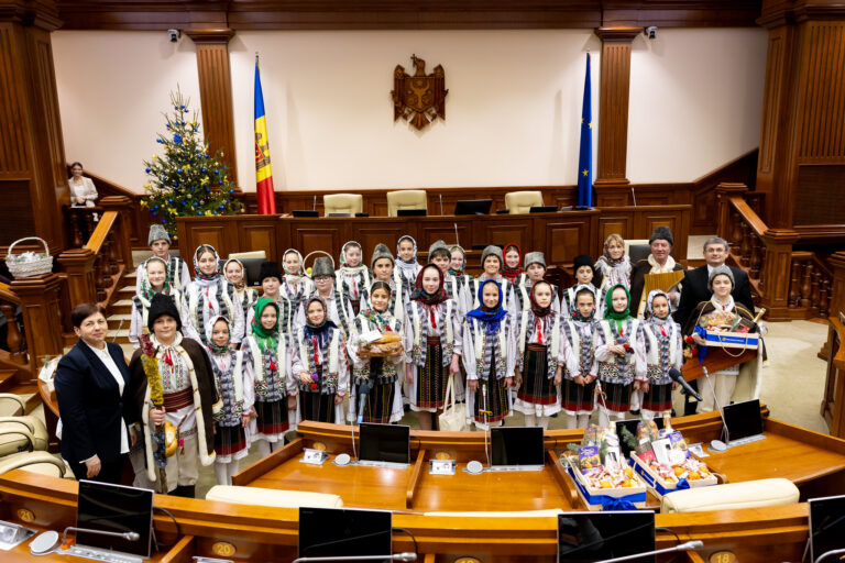 Sute de colindători la Parlament. „E vremea colindelor”