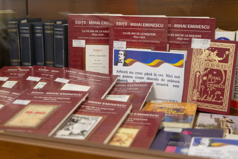 Parlamentul găzduiește o expoziție dedicată poetului Mihai Eminescu 