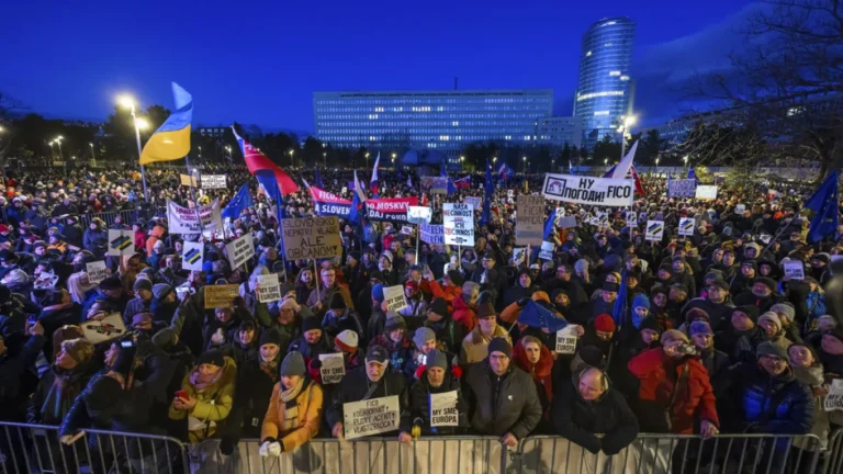 Proteste masive în Slovacia împotriva orientării politice pro-Rusia a guvernului Fico