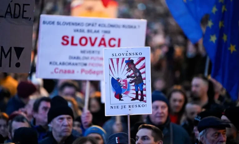 Proteste masive în Slovacia împotriva  premierului Fico