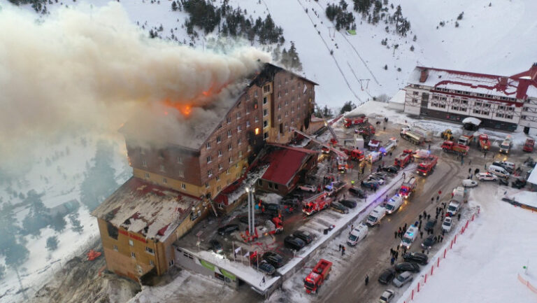 Incendiu devastator într-un hotel din Turcia: Cel puțin 66 de morți și 51 de răniți