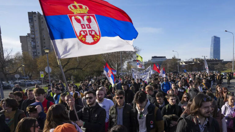 Studenții sârbi continuă protestele împotriva corupției, blocând drumuri și intersecții importante
