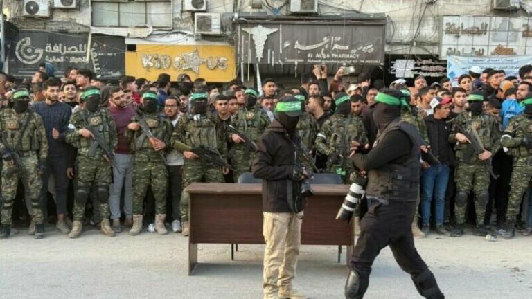 Hamas eliberează șase ostatici israelieni, inclusiv un cetățean român, în schimbul a 602 prizonieri palestinieni