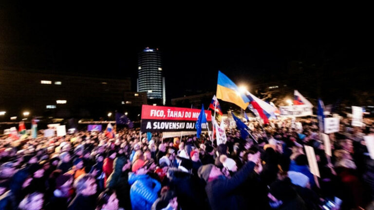 Proteste masive la Bratislava și în întreaga Slovacie împotriva guvernului Fico