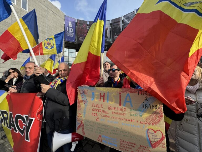 Proteste violente la București, după demisia lui Iohannis: Protestatarii forțează gardurile să intre în Guvern