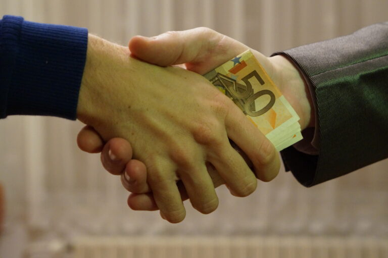 Raport CNA: Ministerul de interne, ministerul finanțelor și administrația publică locală se află în topul intituțiilor vizate de corupție