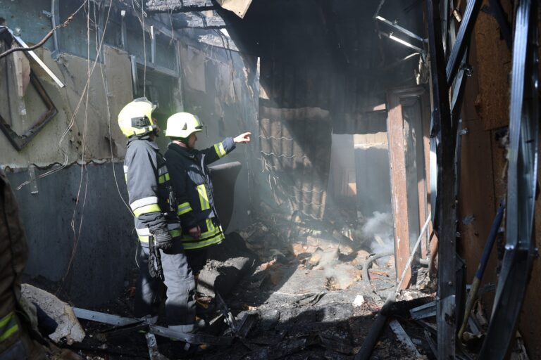 Incendiul devastator de pe strada Columna: Zeci de pompieri, în acțiune și astăzi